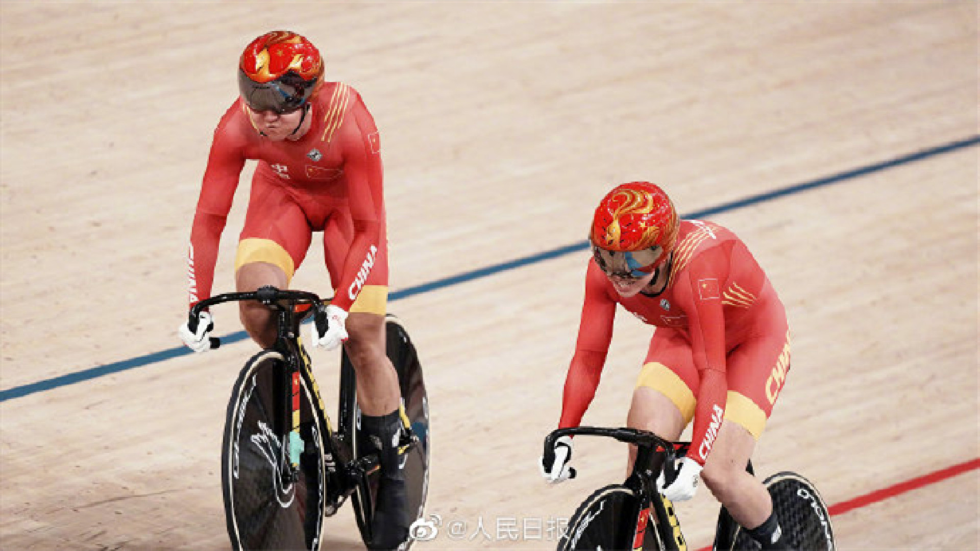 东京奥运会场地自行车女子团体竞速赛决赛中中国组合鲍珊菊钟天使夺金